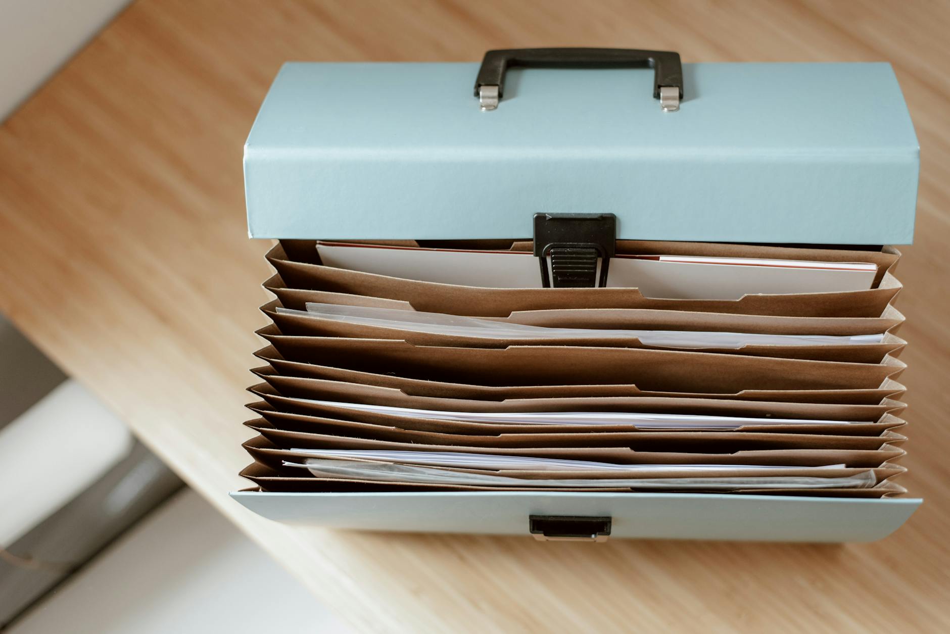 Digitális hagyaték helyett: Hogyan rendszerezzük az életre szóló papíralapú iratokat és biztosításokat, hogy a család bármikor megtalálja őket?