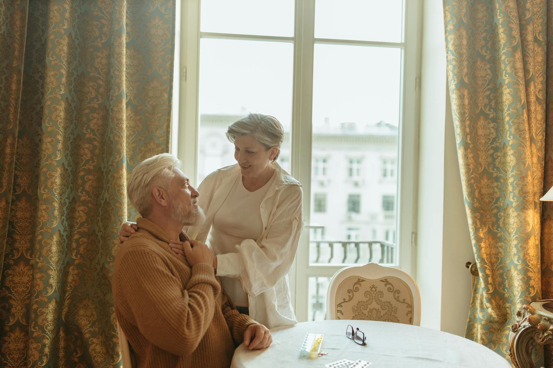 Párkapcsolati krízis 65 felett: Hogyan őrizd meg a házasságod, ha a nyugdíjas években a gondozói szerep kerül a középpontba?