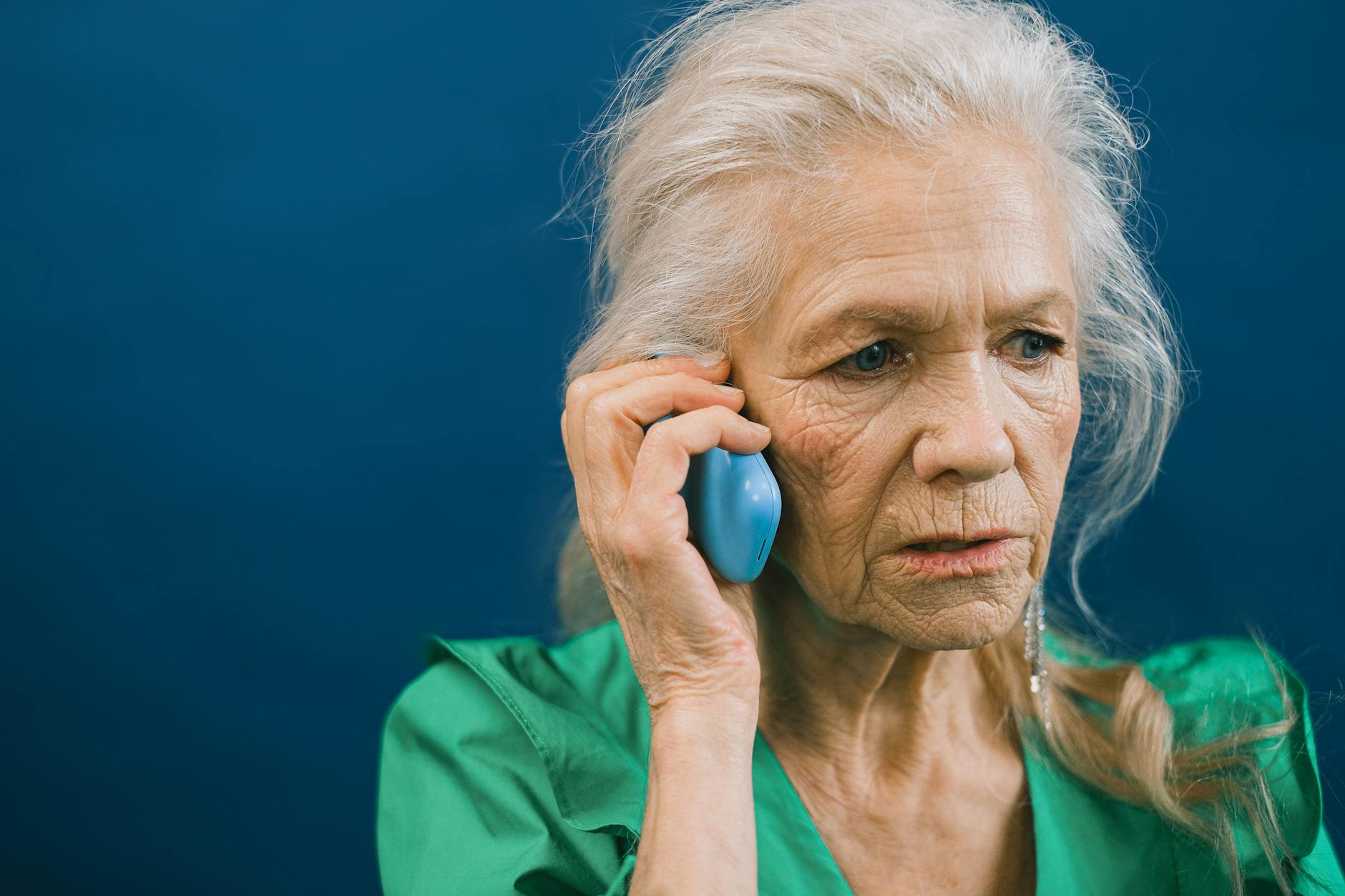Unokázós csalás elleni kézikönyv: Hogyan készítsd fel idős hozzátartozódat a telefonos és digitális visszaélések kivédésére?